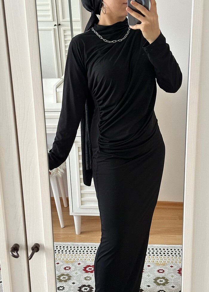 Siyah büzgülü elbise - Görsel 3