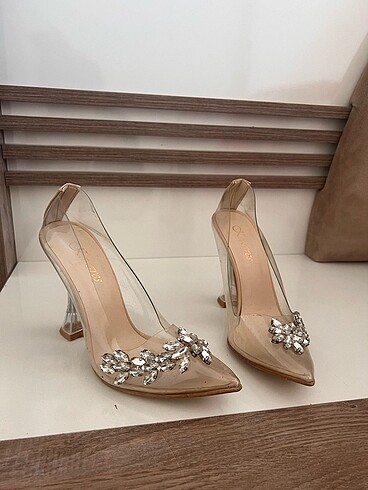 Şeffaf stiletto