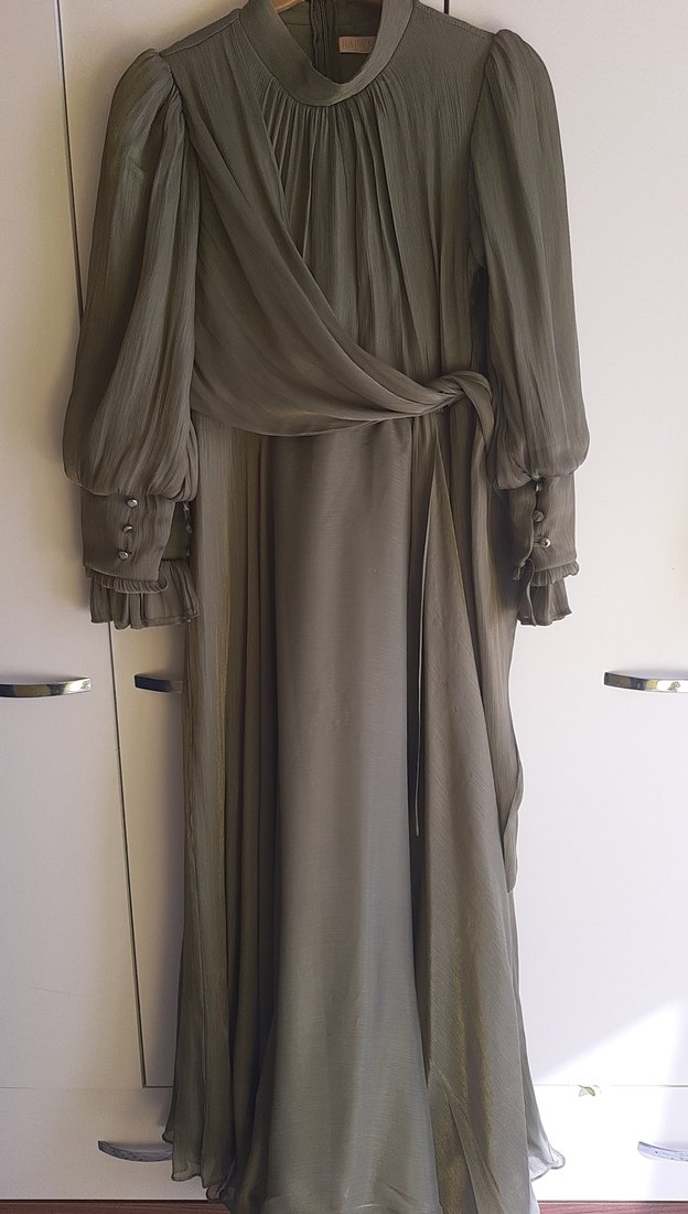 Uzun Kollu, Yüksek Yakalı Haki Uzun Elbise - Görsel 4