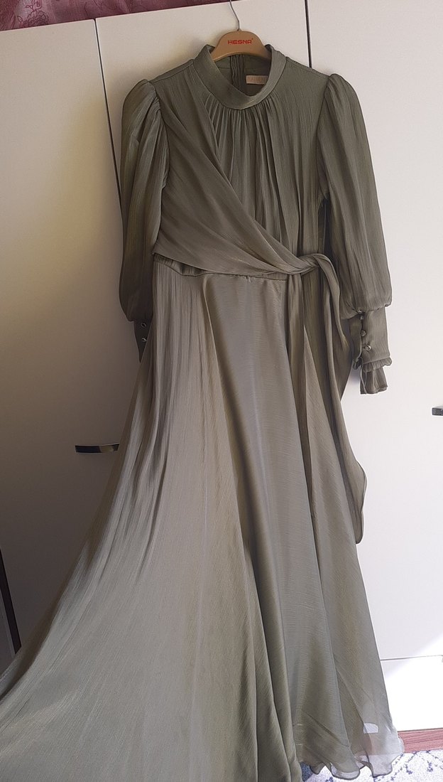 Uzun Kollu, Yüksek Yakalı Haki Uzun Elbise - Görsel 5