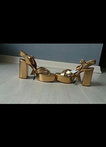 Zara Kalın topuk platformlu gold ayakkabı