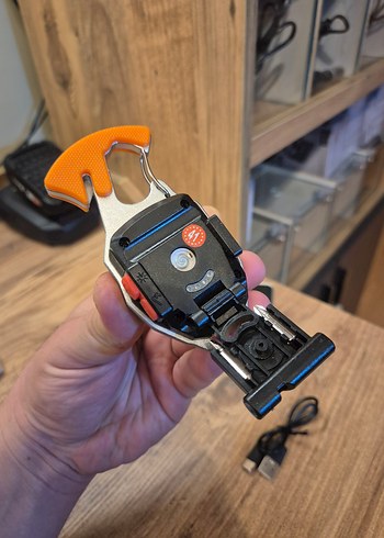 Çok Amaçlı Kamp Deprem Feneri | Şarjlı Çakmak Düdük Halat Kesme - Görsel 4