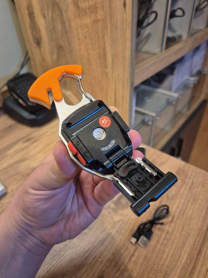 Çok Amaçlı Kamp Deprem Feneri | Şarjlı Çakmak Düdük Halat Kesme - Görsel 4