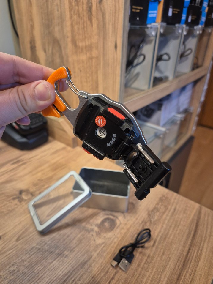 Çok Amaçlı Kamp Deprem Feneri | Şarjlı Çakmak Düdük Halat Kesme - Görsel 5