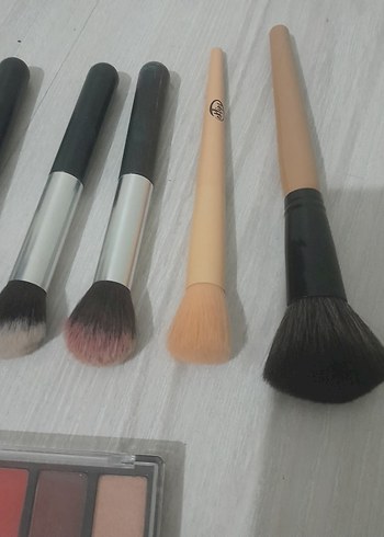 Garnier Parlak Camel Tonlarında Göz Farı Paleti ve makyaj fırçası