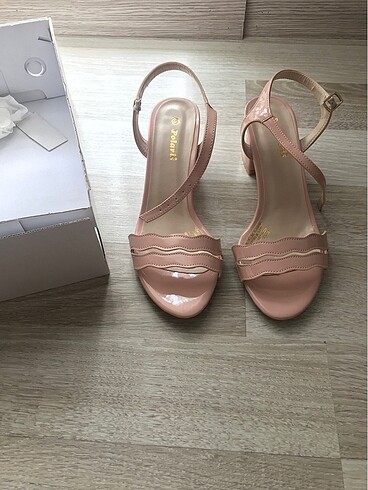 Pudra pembe topuklu ayakkabı sandalet