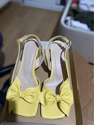 40 Beden sarı Renk Fiyonklu sandalet