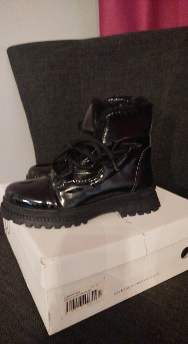 Siyah Parlak Kadın Bot - Görsel 2