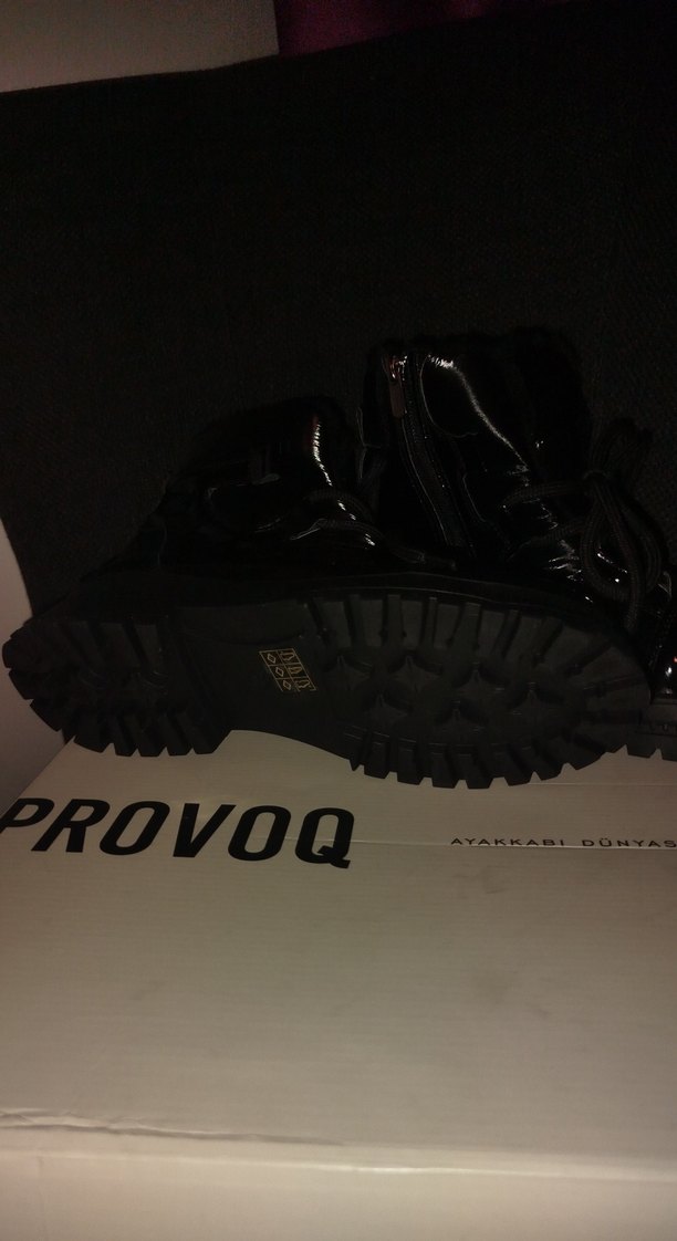 Siyah Parlak Kadın Bot - Görsel 4