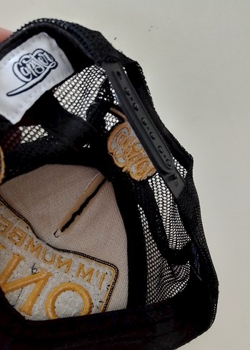 Beyaz ve Siyah Erkek Şapka - ONE Yazılı - Görsel 3