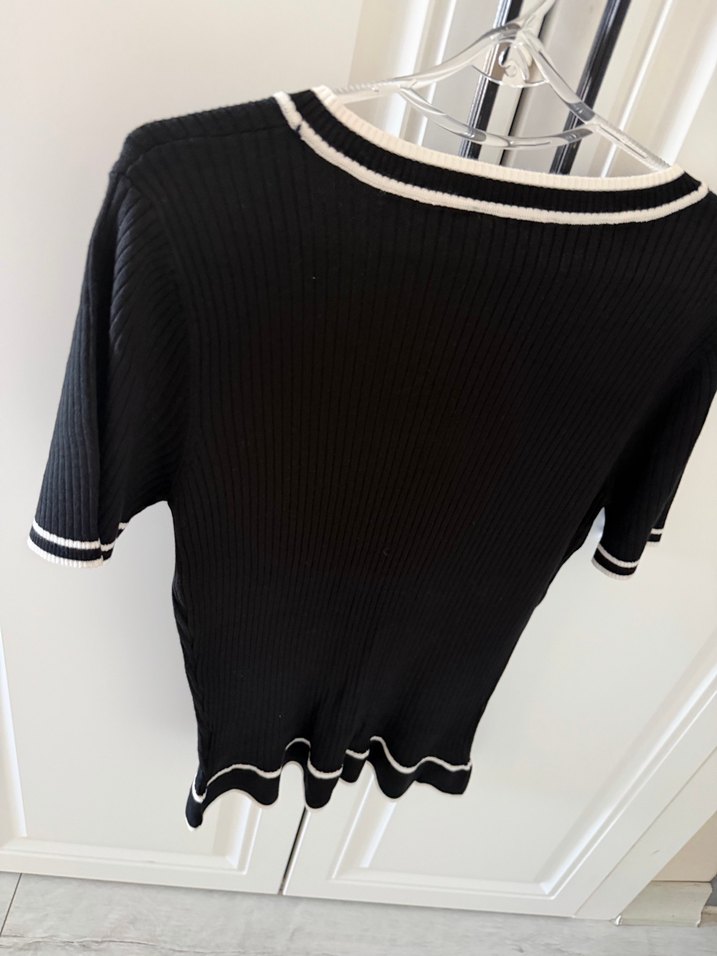 V Yaka Siyah Triko Kısa Kollu Kadın Kazak - Görsel 3