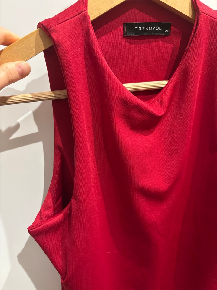 Trendyol Kırmızı Yüksek Yakalı Atlet - Görsel 4