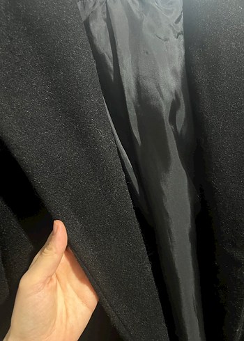 Kapüşonlu Siyah Kaban - Görsel 2