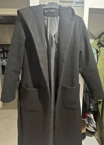 Kapüşonlu Siyah Kaban - Görsel 4