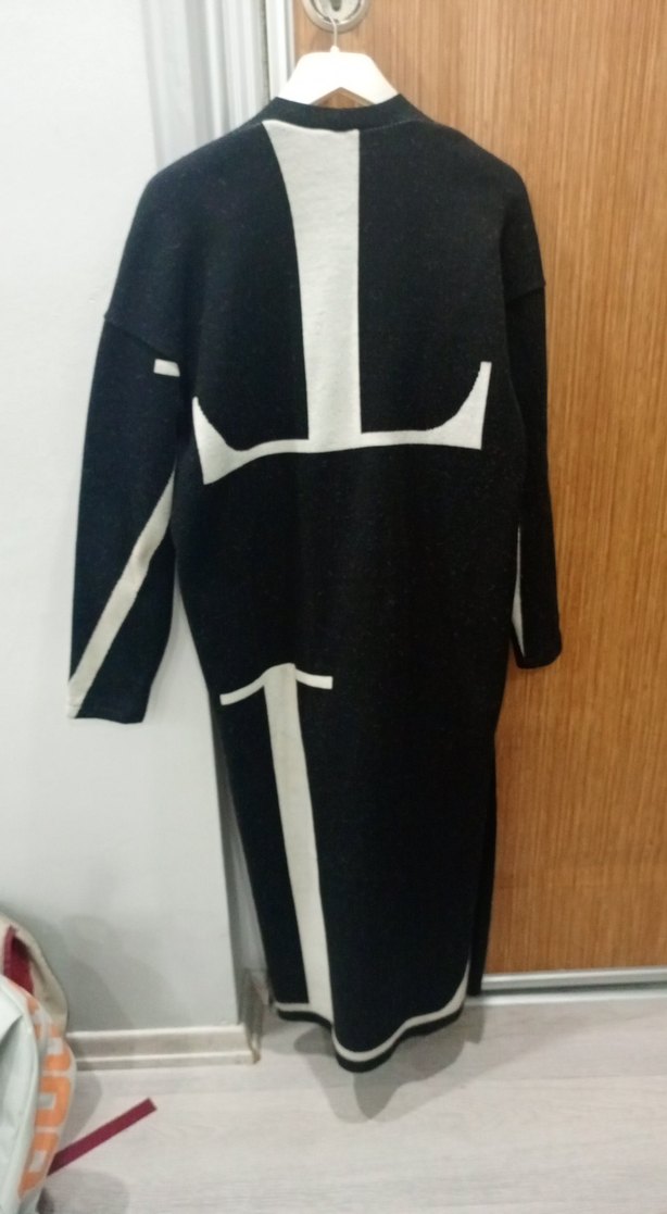 Siyah Beyaz Desenli Uzun Kadın Kaban - Görsel 3