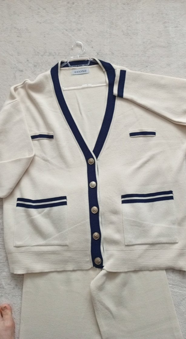 Düğmeli Beyaz Triko Kadın Takım Elbise - Görsel 2