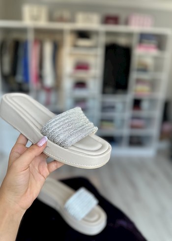 Gri Yılan Desenli Boncuklu Platform Terlik