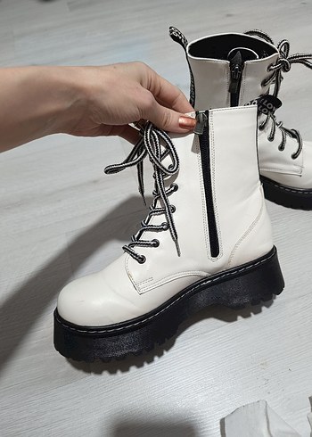 Beyaz Deri Platform Topuklu Bağcıklı Kadın Bot - Görsel 3