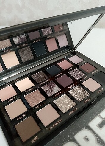 Huda Beauty HUDA BEAUTY PRETTY GRUNGE PALETTE