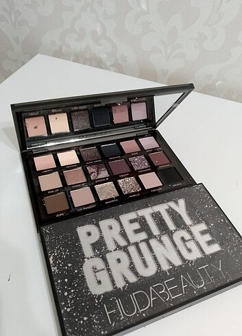 HUDA BEAUTY PRETTY GRUNGE PALETTE
