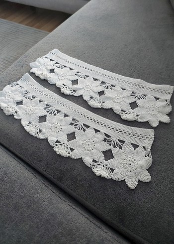 Beyaz Çiçek Desenli Dantel Yastık Başlığı