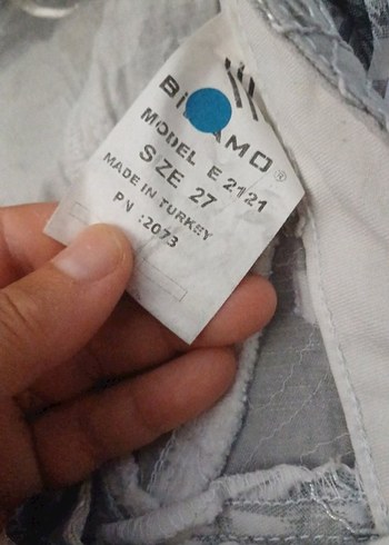 27 Beden Gri Nakışlı Kemerli Mini Kot Şort