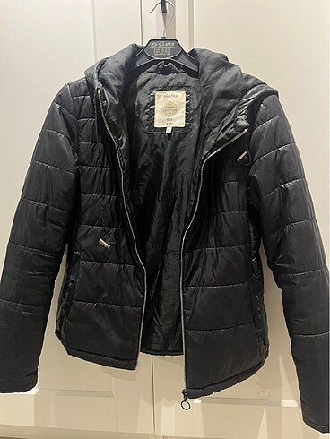 Bershka şapkalı ince mont siyah