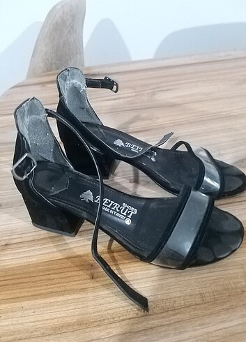 Siyah süet kısa topuklu ayakkabı - Görsel 2