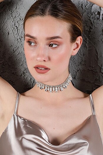 Beden beyaz Renk Mekik Taşlı Choker Kolye