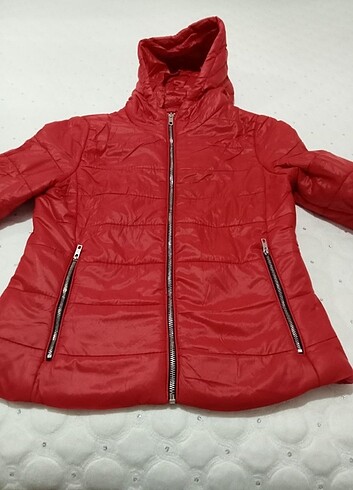 Markalı kız çocuk mont 