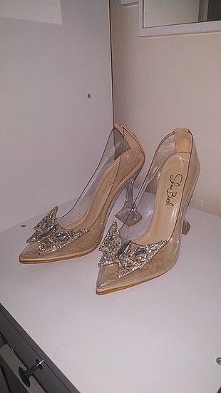 Şeffaf stiletto