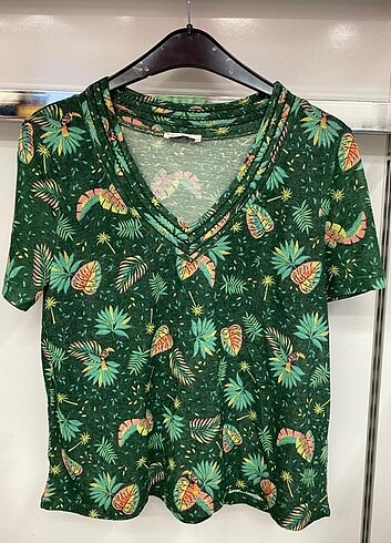 Çiçek desenli tshirt 