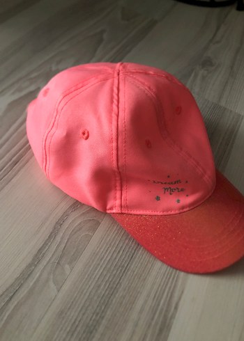 Pembe Kadın Şapka - Renkli ve Avant-garde