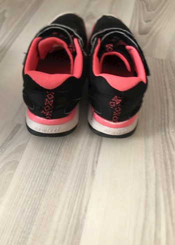 33 Beden pembe Renk Kız Çocuk Pembe Siyah Cırtlı Spor Ayakkabı