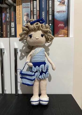 Mavi elbiseli örgü Amigurumi oyuncak bebek