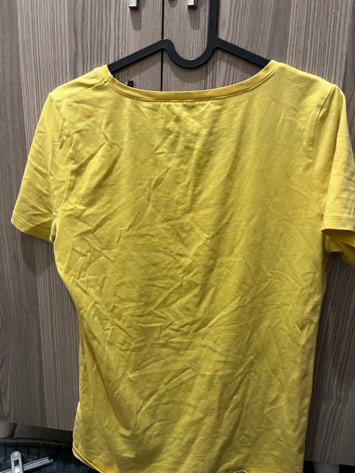 Sarı V Yaka Kadın Tişört - Görsel 3