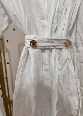 Beyaz Kemerli gold detay gömlek - Görsel 2