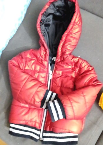 Kırmızı Kapüşonlu Erkek Çocuk Mont - Görsel 2