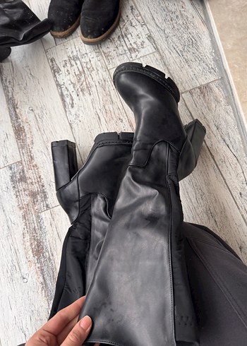 Siyah Deri Tokalı Dizüstü Kadın Bot - Görsel 5