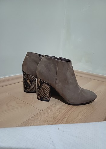 Deichmann vizon rengi topuğu yılan desenli bot