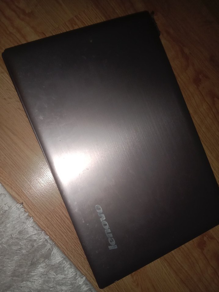 Gri Lenovo Laptop - Görsel 2