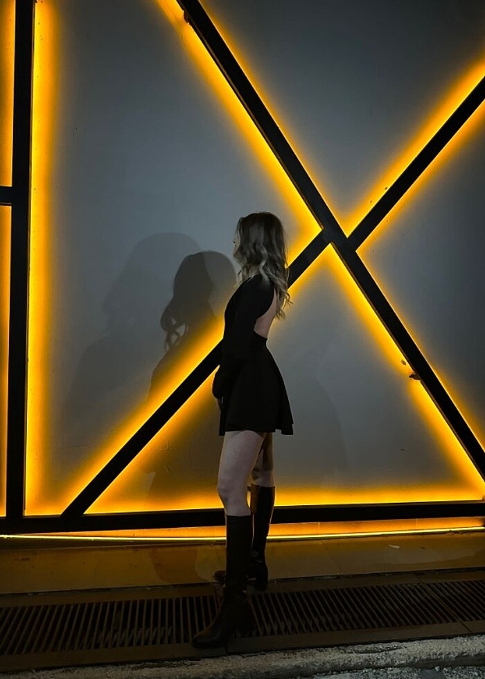 Şort etekli sırt dekolteli elbise - Görsel 2