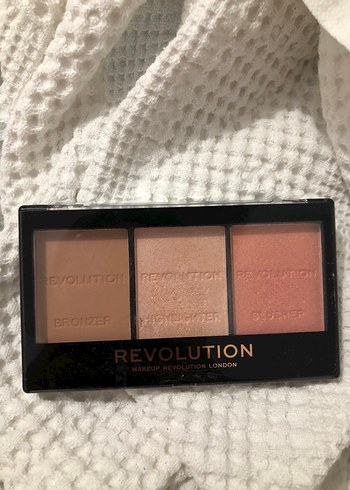 Revolution Aydınlatıcı, Bronzer ve Allık Paleti