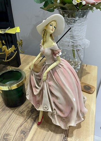 Pembe Pastel Elbiseli Kadın Biblosu - Görsel 2