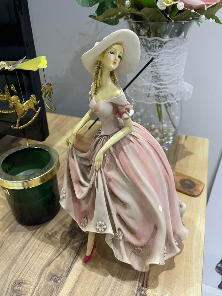 Pembe Pastel Elbiseli Kadın Biblosu - Görsel 2