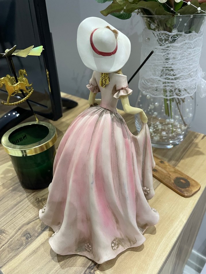 Pembe Pastel Elbiseli Kadın Biblosu - Görsel 4