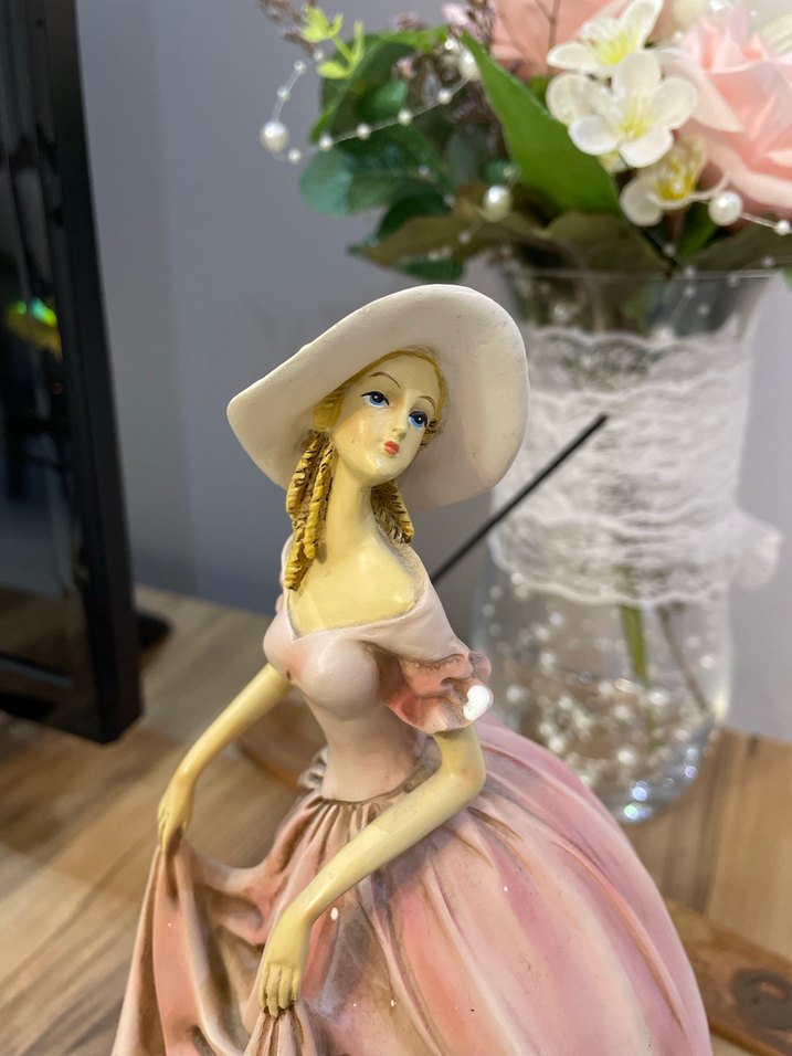 Pembe Pastel Elbiseli Kadın Biblosu - Görsel 3