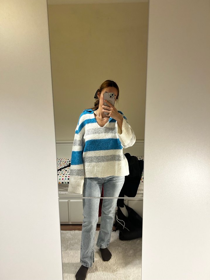 V Yaka Mavi Beyaz Çizgili Triko Kazak - Görsel 3