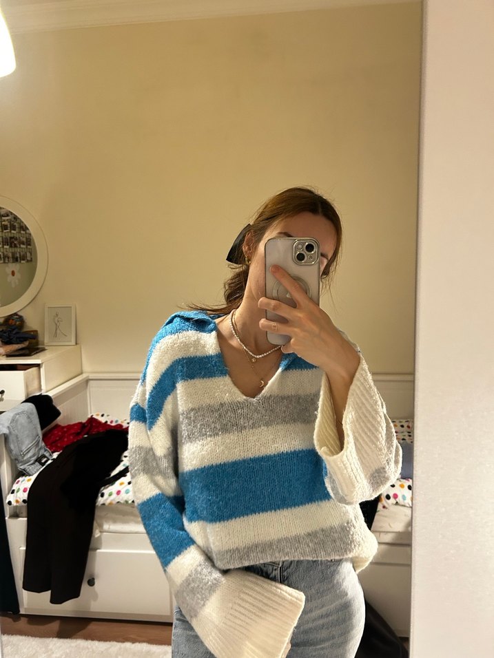 V Yaka Mavi Beyaz Çizgili Triko Kazak - Görsel 2