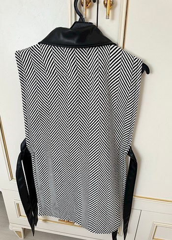 m Beden Siyah Deri Kuşaklı Zebra Desenli Mini Yelek